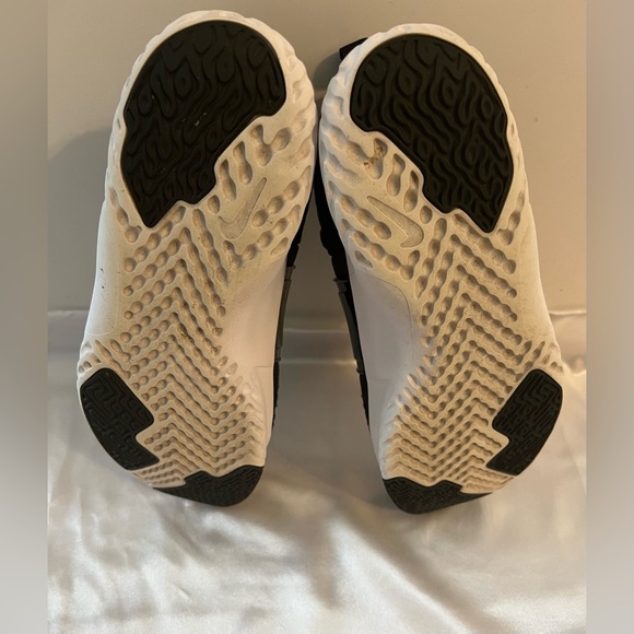 Black & White Nike sneakers - Picture 4 of 5